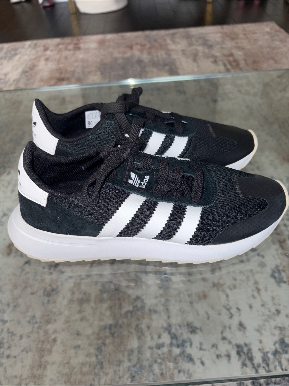 Adidas women’s flashback Black/White Retro Runner Sneakers 7.5